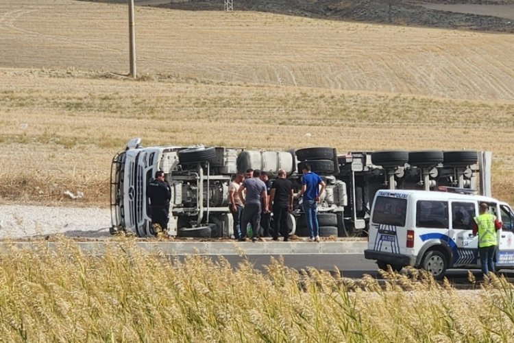 Ankara'da tır devrildi: İ&ccedil;inde bulunan hayvanlar telef oldu