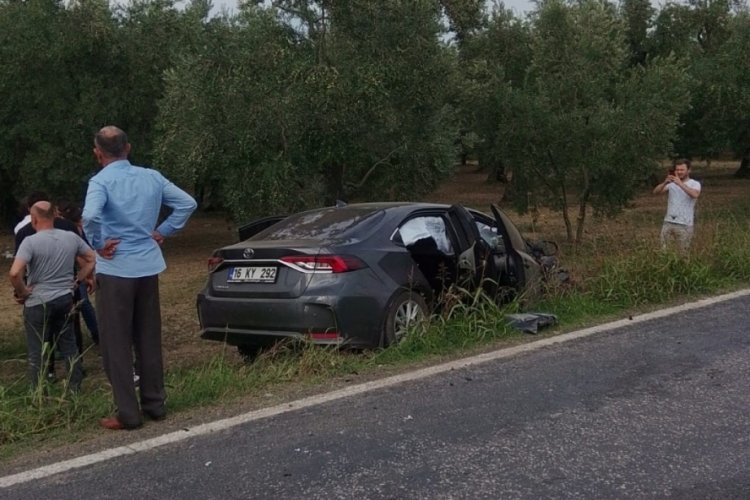 Bursa'da faciadan d&ouml;n&uuml;len kaza: Otomobil ile trakt&ouml;r &ccedil;arpıştı