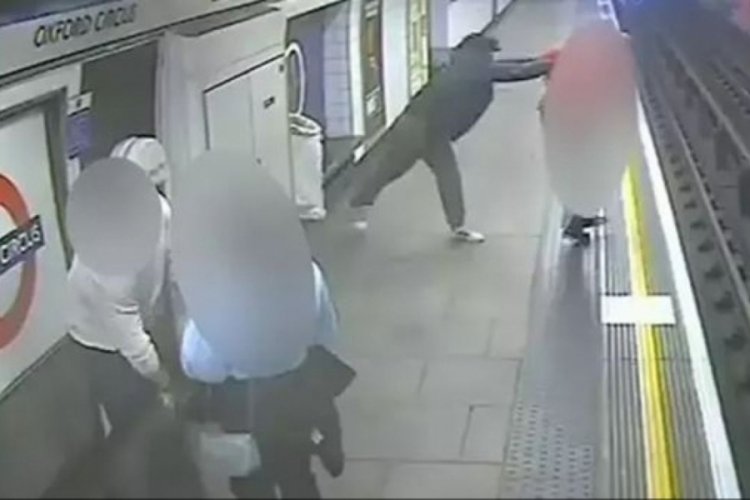 Kendisine k&ouml;t&uuml; baktı diye raylara itti!