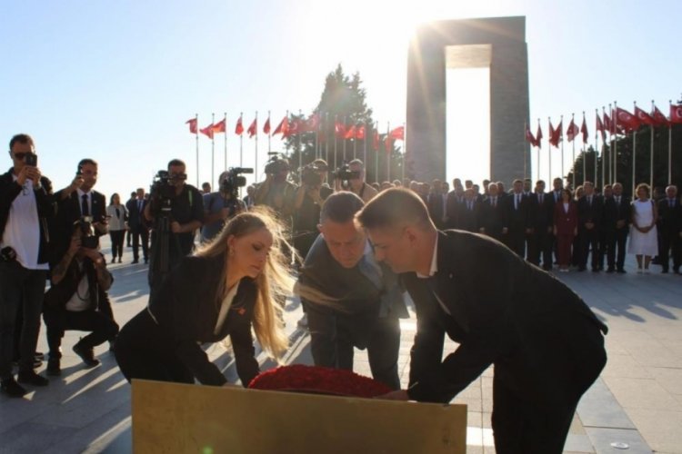 CHP Genel Başkanı &Ouml;zel'den &ccedil;elenk merasimi