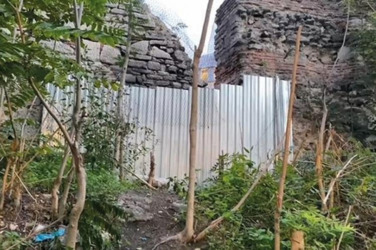 İkbal'in &ouml;l&uuml;m&uuml; sonrası belediye harekete ge&ccedil;ti! Edirnekapı Surları'nın girişleri kapatıldı