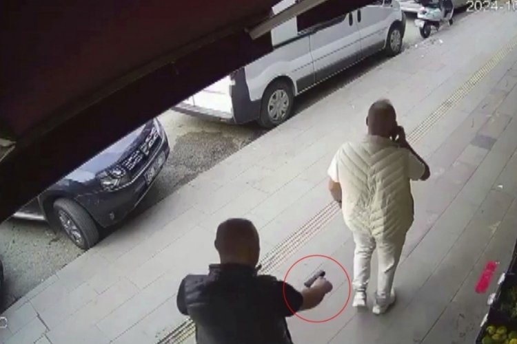 Sokak ortasında arkasından sinsice yaklaşıp b&ouml;yle vurdu