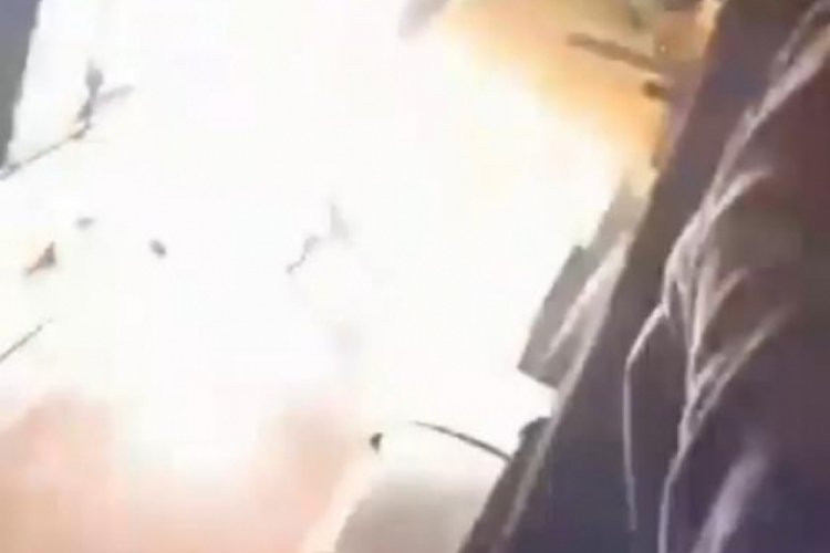 Babasının evine sığınan eşine dehşeti yaşattı... Motoloflu saldırı kamerada