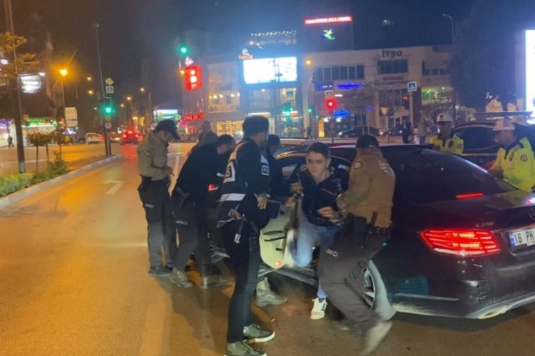 Bursa'da uygulamadan ka&ccedil;an alkoll&uuml; s&uuml;r&uuml;c&uuml;y&uuml; polis havaya ateş a&ccedil;arak yakaladı