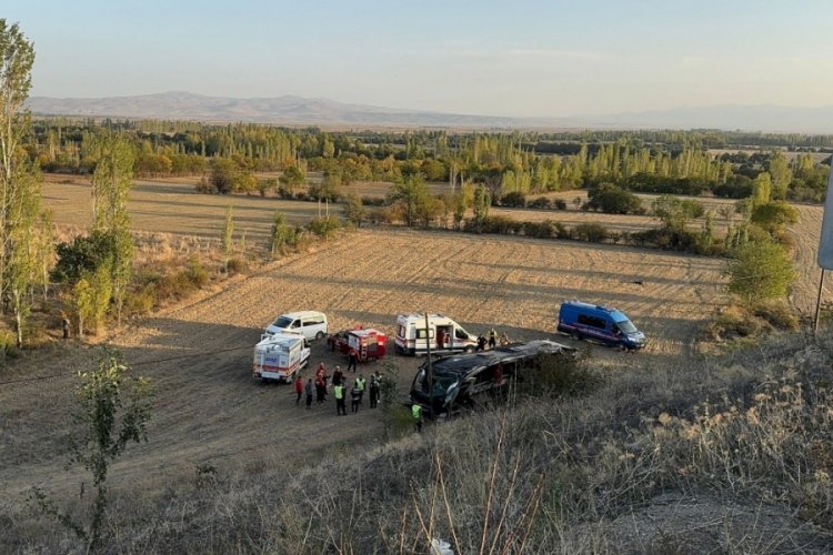 Afyonkarahisar'da yolcu otob&uuml;s&uuml; şarampole yuvarlandı: 21 yaralı