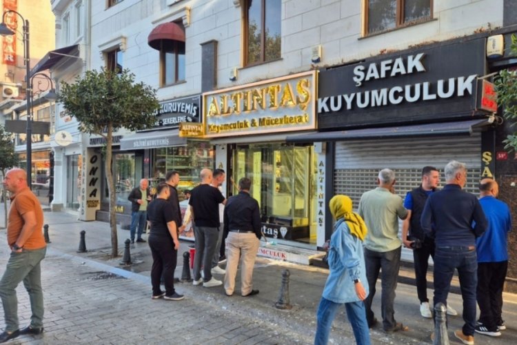 İstanbul'da maske giymiş 4 kişi, 2 kilo altın &ccedil;aldı