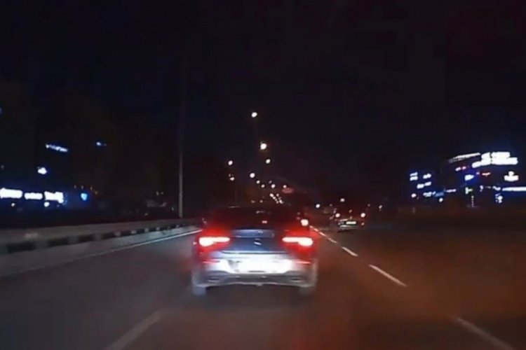 Bursa'da sinyal vermeden şerit değiştiren s&uuml;r&uuml;c&uuml; kazadan ka&ccedil;amadı