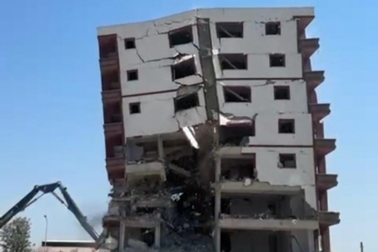 Hatay'da 8 katlı binaya tek dokunuş yetti