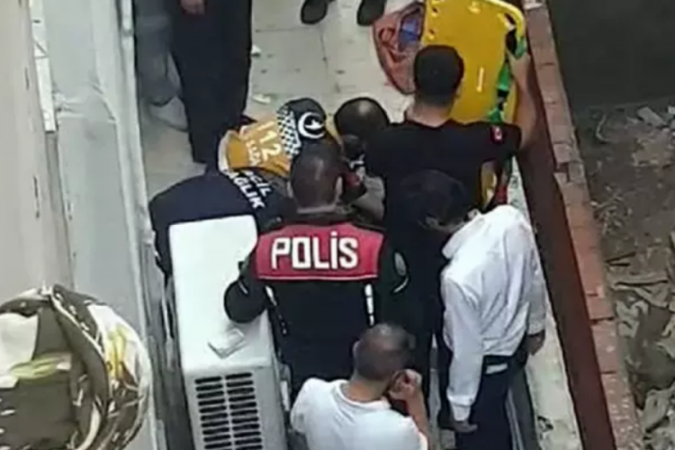 İstanbul'da evden ka&ccedil;maya &ccedil;alışan gen&ccedil; 2'inci kattan aşağı d&uuml;şt&uuml;