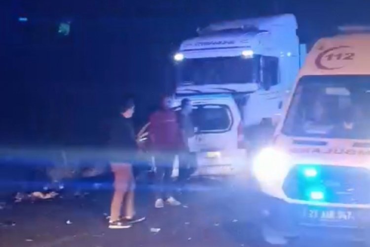 Diyarbakır'da zincirleme kaza: 3 &ouml;l&uuml;, 2 yaralı