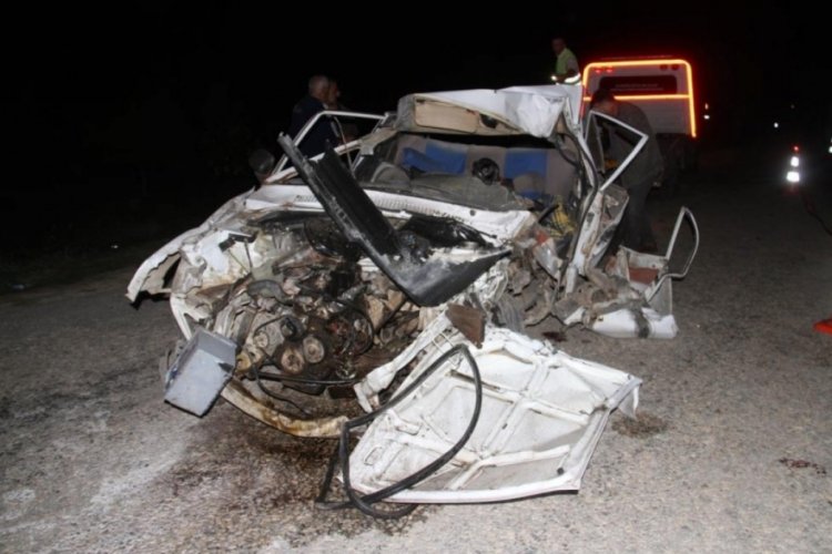 Konya'da otomobille &ccedil;arpışan trakt&ouml;r ikiye b&ouml;l&uuml;nd&uuml;: 1 &ouml;l&uuml;, 1 yaralı