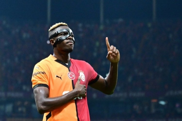 Victor Osimhen menajerine: Teklif getirme sahaya odaklanmam lazım