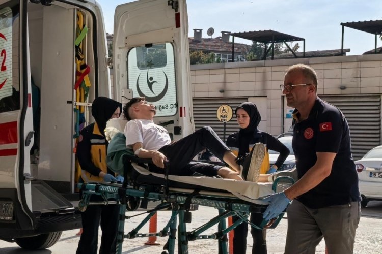Bursa'da korkutan kaza: Otomobil ile motosiklet &ccedil;arpıştı