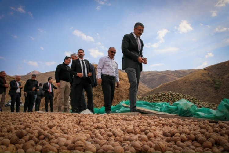 Hakkari'de köy yolları sıcak asfalta kaplandı!