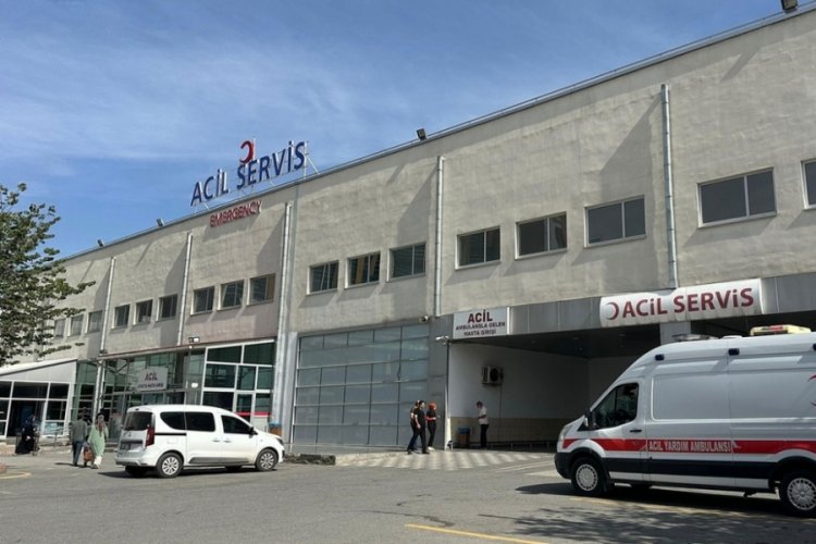 Hafif ticari ara&ccedil; ile motosiklet &ccedil;arpıştı: 1 kişi &ouml;ld&uuml; 2 kişi yaralandı