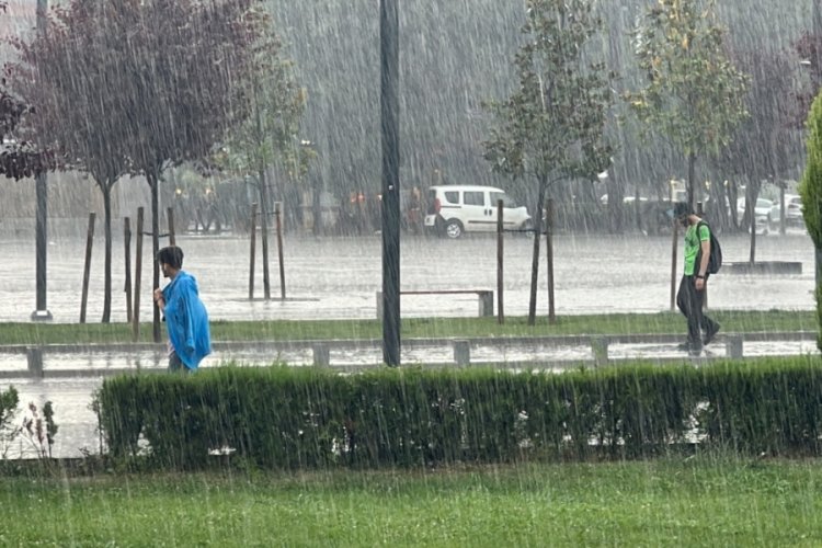 D&uuml;zce'de meteoroloji uyardı:G&ouml;k g&uuml;r&uuml;lt&uuml;l&uuml; sağanak yağışlara  dikkat!