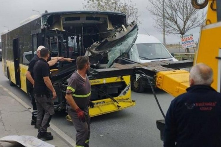 İETT otob&uuml;sleri kafa kafaya &ccedil;arpıştı: Yaralılar var