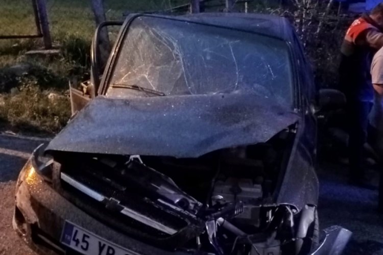 Zonguldak'ta otomobil istinat duvarına &ccedil;arptı: 3 yaralı