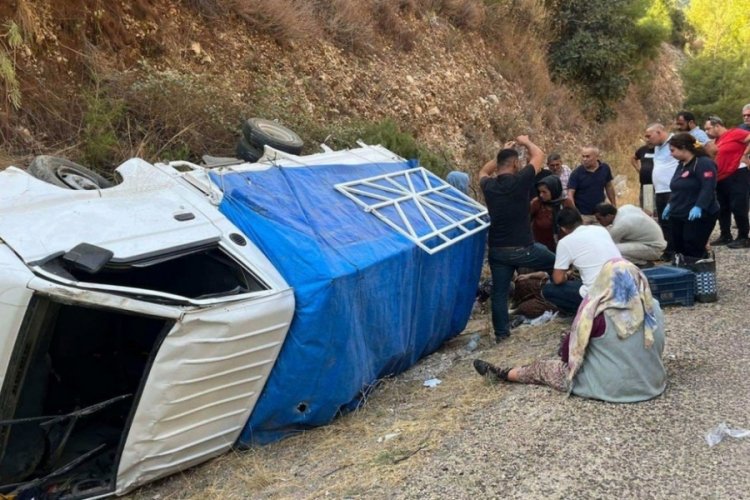 Kamyonet devrildi! 8 yaralı