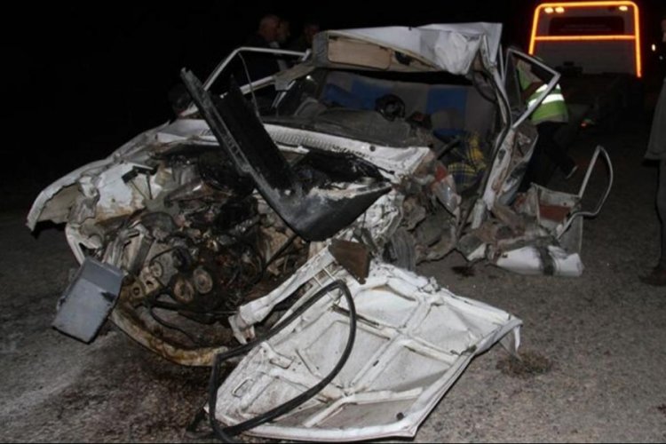 Otomobil trakt&ouml;re &ccedil;arptı: 1 &ouml;l&uuml;, 4 yaralı