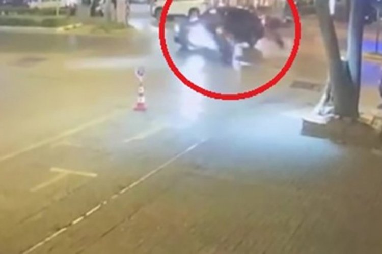 Kontrols&uuml;z şeklide d&ouml;nen ara&ccedil; motosiklete &ccedil;arptı: 1 &ouml;l&uuml;, 1 yaralı