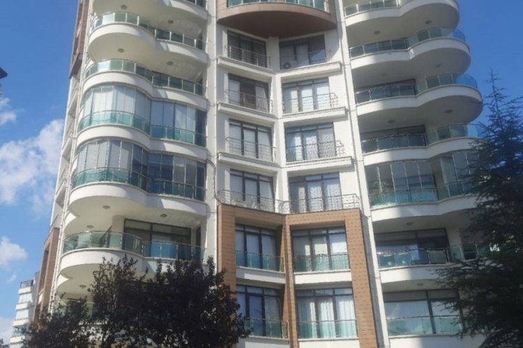 Balkondan eve girmeye &ccedil;alışan ABD'li d&uuml;şerek hayatını kaybetti