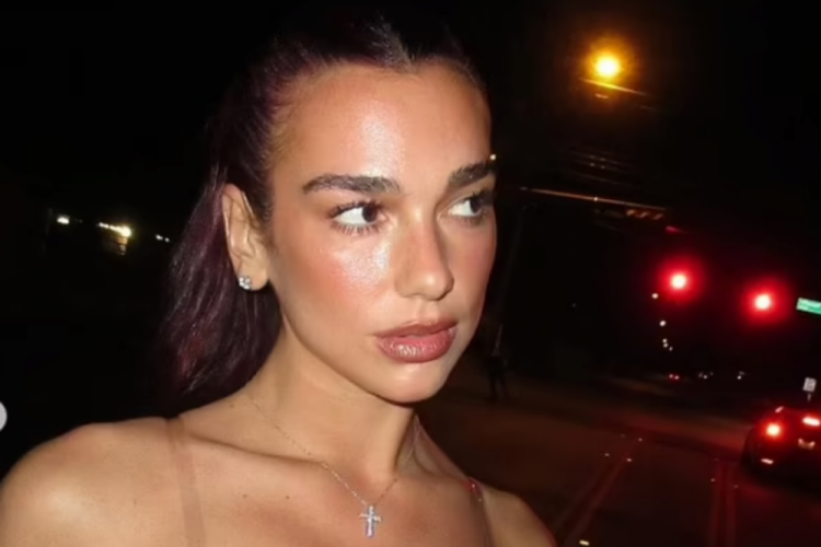 Dua Lipa'nın Hello Kitty sütyeni göze çarptı 