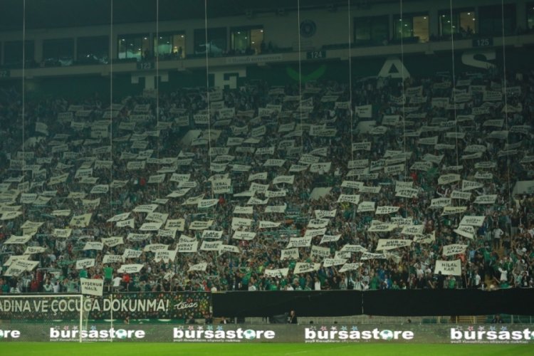 Bursaspor tribünleri öldürülen kadınları unutmadı