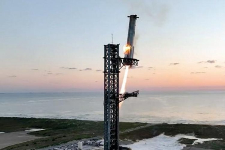 SpaceX, fırlatmanın ardından geri dönen güçlendiriciyi havada yakaladı