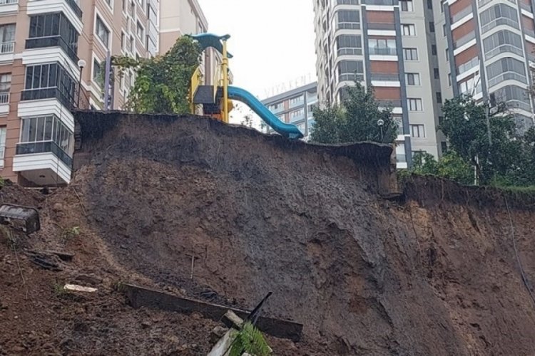 Rize'de toprak kayması sonucu &ccedil;ocuk parkı kullanılmaz hale geldi