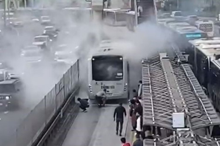 İstanbul'da metrob&uuml;s durağında yangın paniği