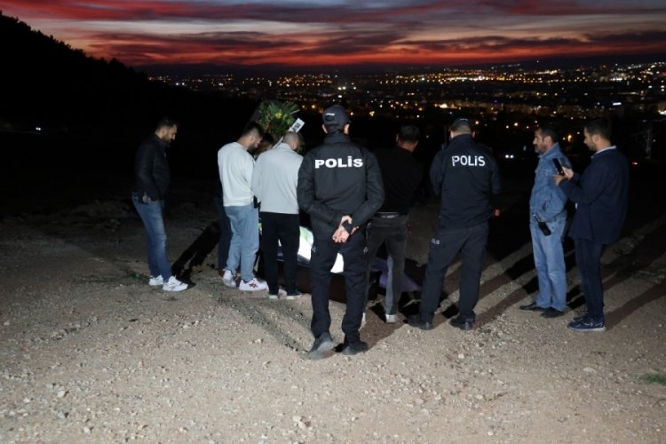 Eskişehir'de arazinin ortasına bırakılan tabut ve &ccedil;elenk g&ouml;renleri tedirgin etti