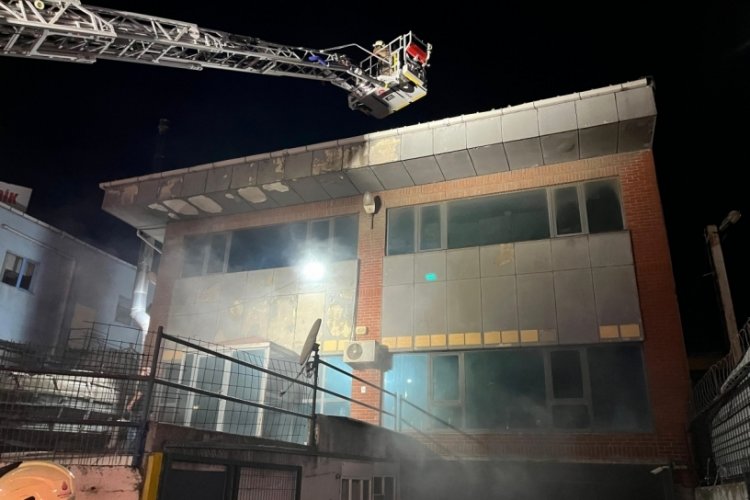 İstanbul'da 3 katlı iş yerinde korkutan yangın