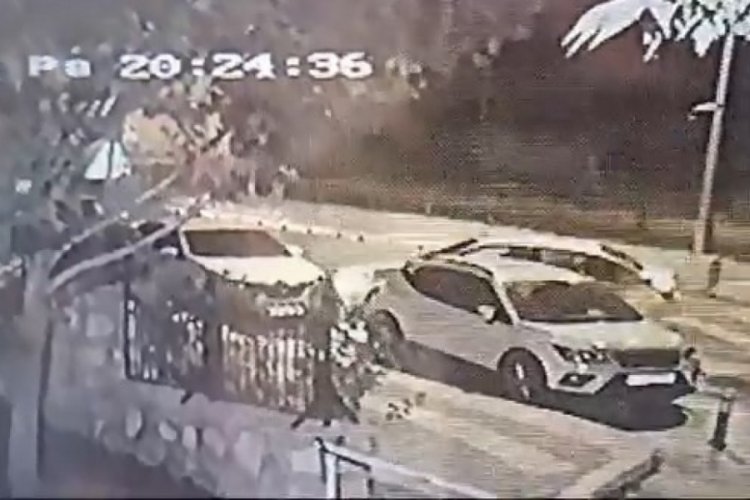 Elazığ'da otomobile &ccedil;arptı, bir şey olmamış gibi gitti