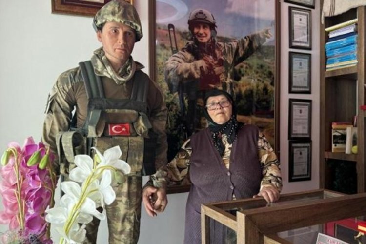 Şehit oğlunun hasretini balmumu heykeliyle gideriyor: Ses vermiyor
