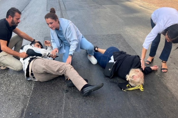 Antalya'da kazada yaralanan 2 kişiye şans eseri n&ouml;betten &ccedil;ıkan doktorlar m&uuml;dahale etti