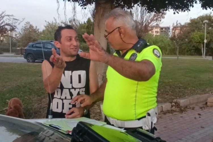Alkoll&uuml; s&uuml;r&uuml;c&uuml;den polise: Bu &uuml;lkenin ka&ccedil; paraya ihtiyacı var