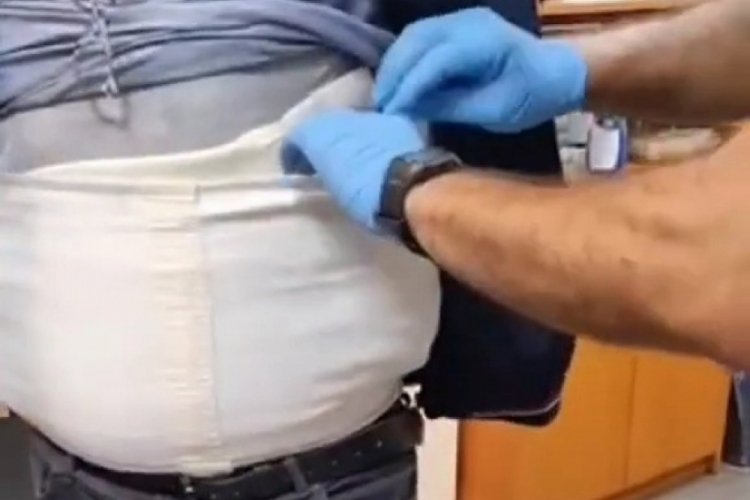 Kapıkule'den Bulgaristan'a ge&ccedil;mek isterken beline sardığı &uuml;&ccedil; paket esrar ile yakalandı