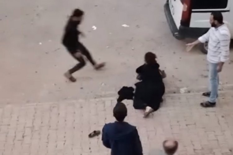 Elazığ'da bir k&ouml;şede kadınlar diğer k&ouml;şede erkekler kavga etti