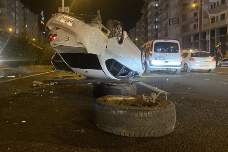 Makas atan s&uuml;r&uuml;c&uuml; &ccedil;arptığı aydınlatma direğini devirdi, 2 otomobile zarar verdi