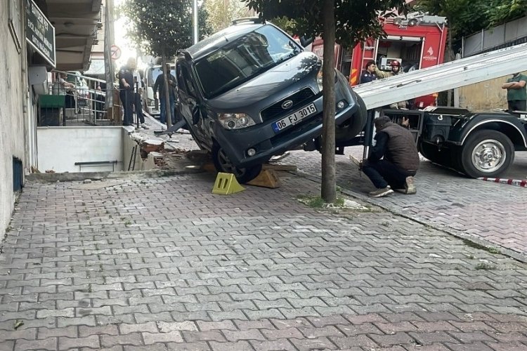 İstanbul'da fren yerine gaza basan s&uuml;r&uuml;c&uuml; dehşet sa&ccedil;tı