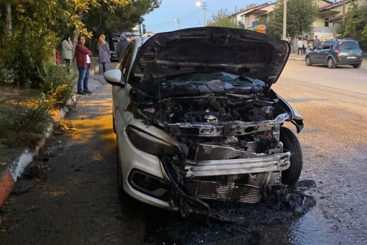 Karab&uuml;k'te park halindeki otomobil alev aldı