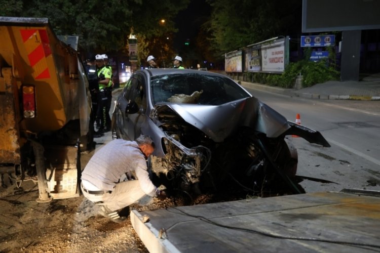 Elazığ'da otomobil sinyalizasyon direğine &ccedil;arptı: 3 yaralı