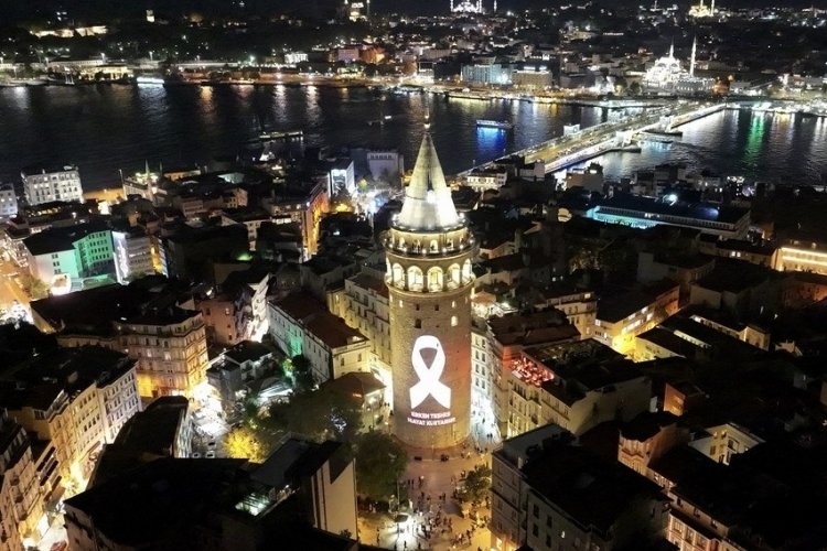 Galata Kulesi'ne meme kanserine dikkati &ccedil;ekmek i&ccedil;in pembe kurdele yansıtıldı
