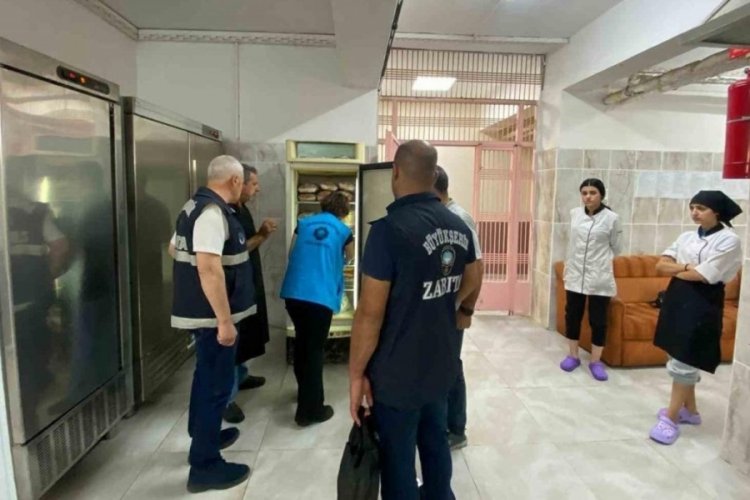 Diyarbakır'daki 2 okulda tarihi ge&ccedil;miş 80 kilo tavuk etine el konuldu