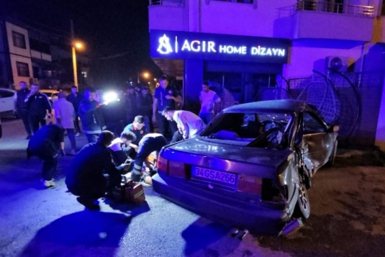 Sakarya'da otomobil, park halindeki araca &ccedil;arptı: 1 &ouml;l&uuml;, 1 ağır yaralı