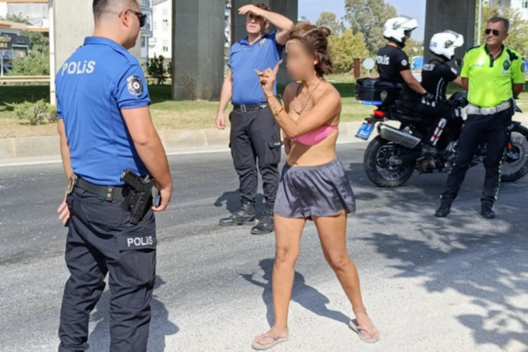 Antalya'da bikinili kadın polise zor anlar yaşattı