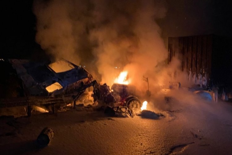 İzmir'de feci kaza: &Ouml;nce ata sonra tıra &ccedil;arptı, yanan ara&ccedil;tan sağ &ccedil;ıkamadı