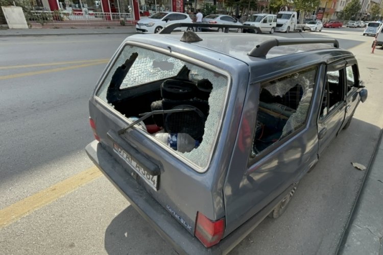 Sinir krizi ge&ccedil;iren vatandaş otomobilini hurdaya &ccedil;evirdi
