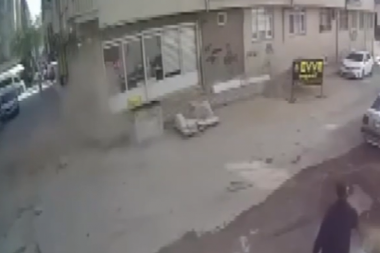 Deprem sırasında d&uuml;şen sıva par&ccedil;alarıyla 4 kişi yaralandı